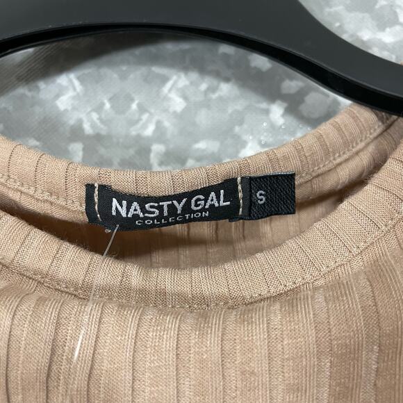 Nasty Gal NWT Taupe Ribbed Padded Shoulders Crop Top - Size Small - Sleeveless - Picture 5 of 7